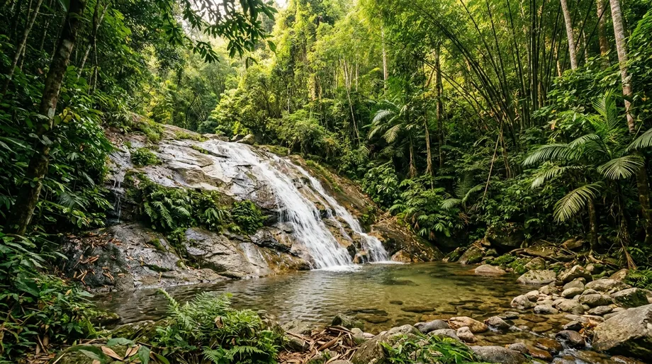 Air terjun tepi jalan yang mudah diakses, dengan kolam semula jadi bertingkat.